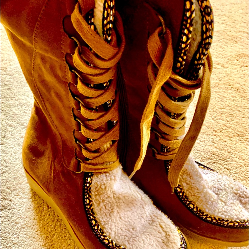 Sherpa style brown high lace boots (NEW)